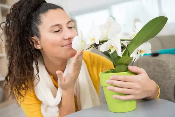 Close Portrait Beautiful Woman Smelling White Flowers — Stock Photo, Image