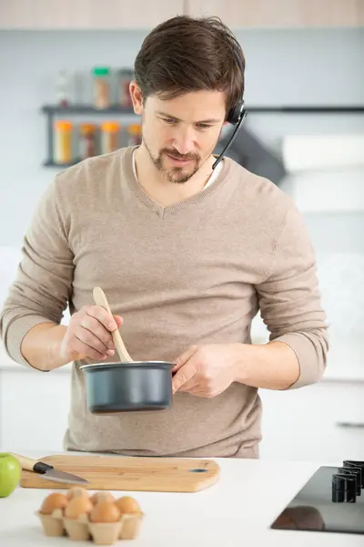 Zajęty Człowiek Gotowania Pracy Tym Samym Czasie — Zdjęcie stockowe