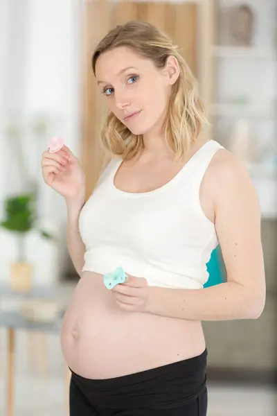 Těhotná Žena Drží Dudlík Ruce — Stock fotografie