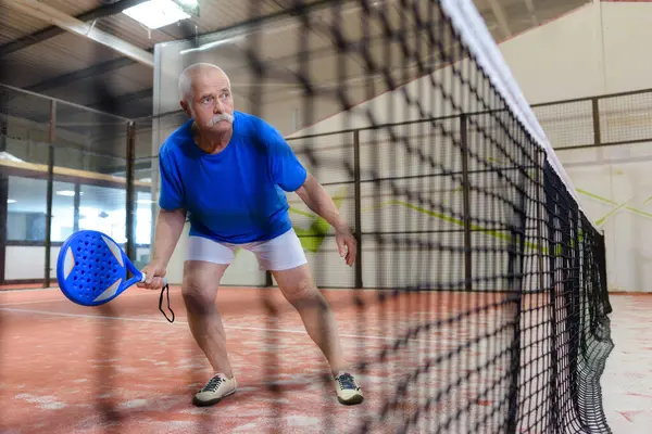 Giocatore Anziano Tennis Che Serve — Foto Stock