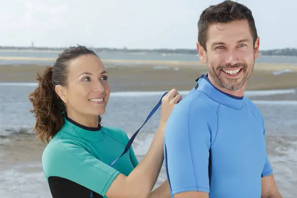 Lady Zipping Her Partners Wetsuit — Stock Photo, Image
