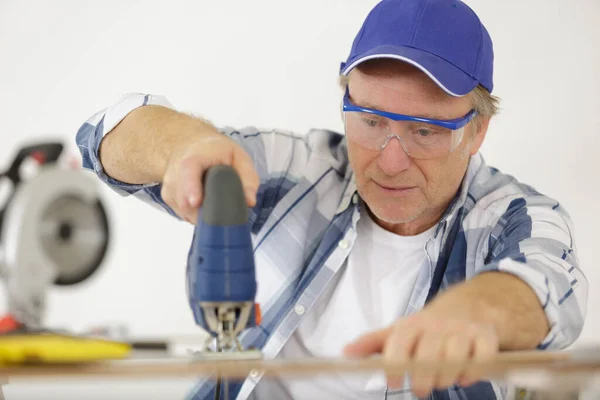 Concentrated Senior Male Carpenter Cutting Wood — Stock Photo, Image