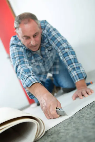 Male Craftsman Fitting Carpet Floor — Stock Photo, Image