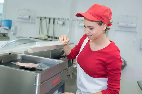 Wanita Yang Bekerja Dapur Industri — Stok Foto