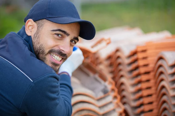 Builder Working Roof Tiles — Stock Photo, Image