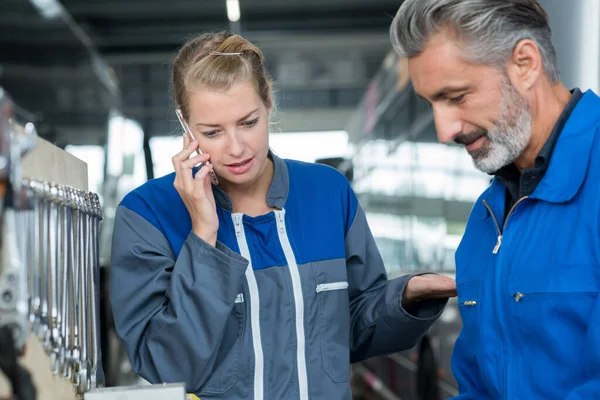 Mechanics Car Repair Shop Talking Phone — Stock Photo, Image