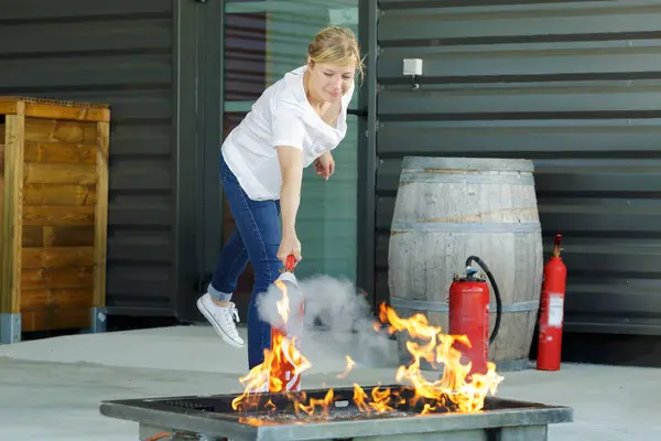Žena Hasící Oheň Hasicím Přístrojem — Stock fotografie