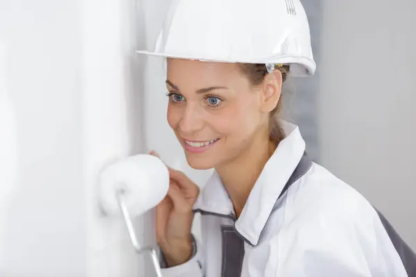 Female Painter Using Roller Wall — Stock Photo, Image