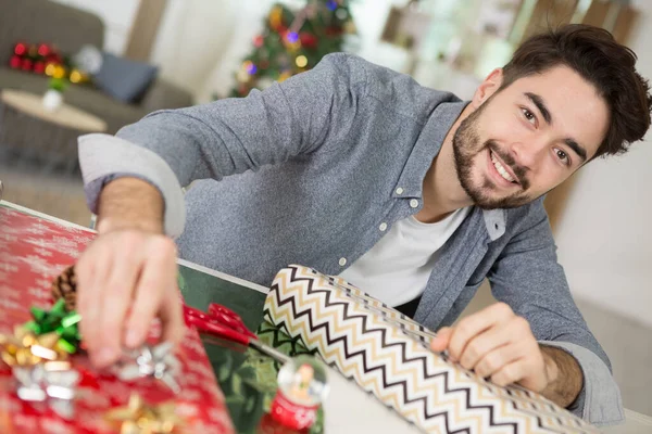 Man Wrapping Valentines Day Presents Simple Style — Stock Photo, Image