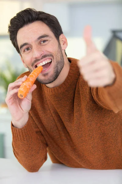 Homem Bonito Comendo Cenoura Casa — Fotografia de Stock