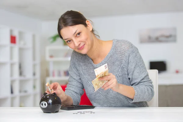 Sorrindo Mulher Colocando Notas Seu Banco Porquinho — Fotografia de Stock