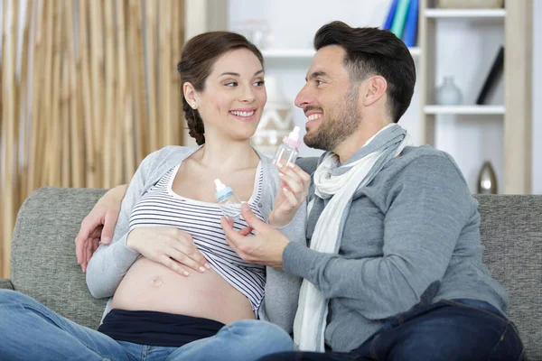 Casal Feliz Falando Sobre Acessórios Bebê — Fotografia de Stock