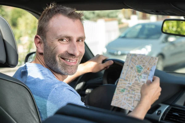 Sorrindo Homem Olhando Para Câmera Enquanto Segurando Mapa — Fotografia de Stock