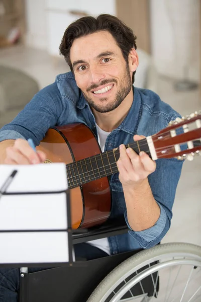 Hombre Feliz Silla Ruedas Sostiene Una Guitarra — Foto de Stock