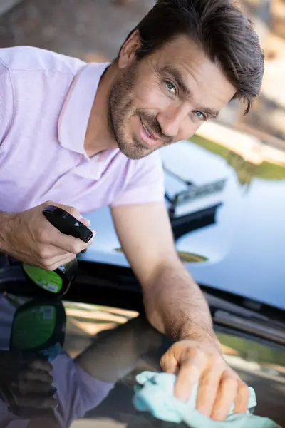 幸せな男が世話をして車を掃除する — ストック写真