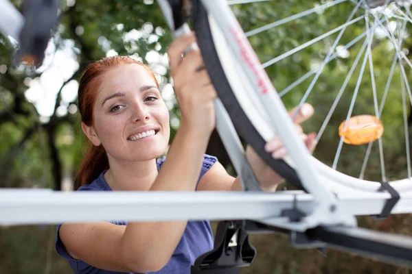 Jovem Senhora Monta Bicicleta Cremalheira Telhado Carro — Fotografia de Stock