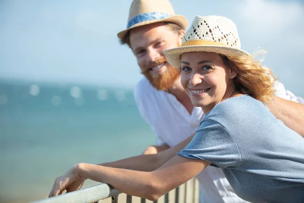 一对快乐的年轻夫妇在码头上的画像 — 图库照片