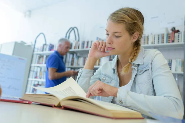 Adolescent Dame Recherche Dans Bibliothèque — Photo