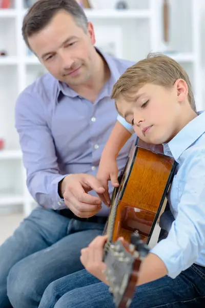 Genç Çocuk Gitar Çalmak — Stok fotoğraf