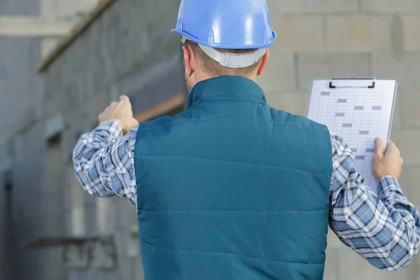 Male Builder Pointing Structure — Stock Photo, Image