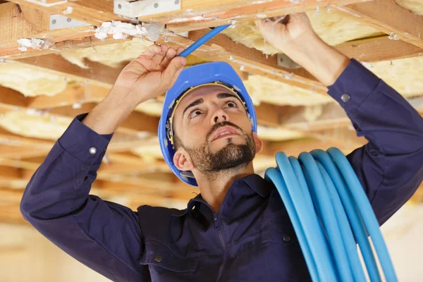 Male Builder Working Pipes — Stock Photo, Image