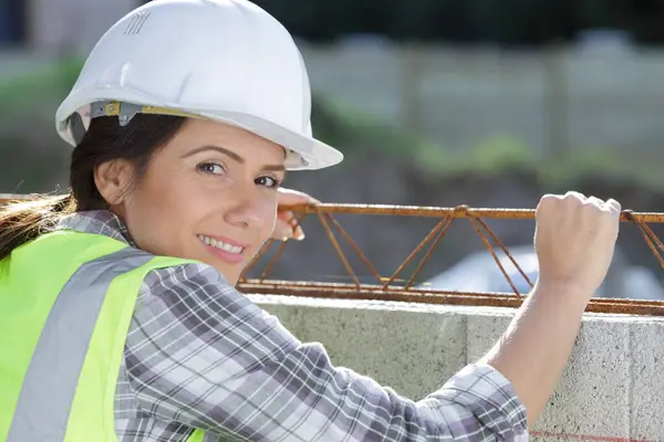 Female Builder Working Cement Site — Stock Photo, Image