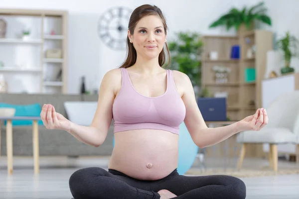 Evde Yoga Yapan Hamile Bir Kadın Stok Resim
