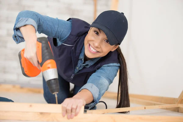 Female Carpenter Using Electric Drill — Stock Photo, Image