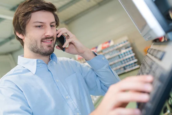Worker Programming Computer While Talking Telephone — Stock Photo, Image