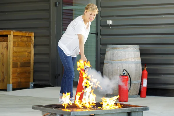 Young Woman Learning Use Fire Extinguisher — Stock Photo, Image