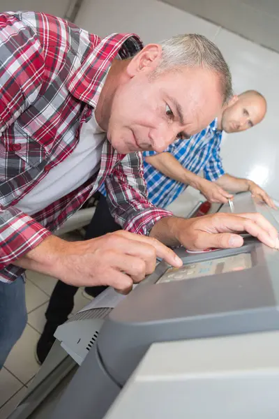 Trabajador Utilizando Una Impresora Gran Formato Inyección Tinta Trabajo — Foto de Stock