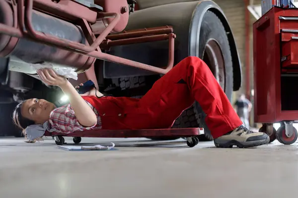 Retrato Del Mecánico Auto Femenino Que Trabaja Debajo Del Coche —  Fotos de Stock