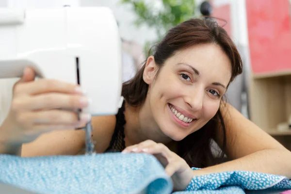 Woman Leaning Sewing Machine Smile Camera — Stock Photo, Image