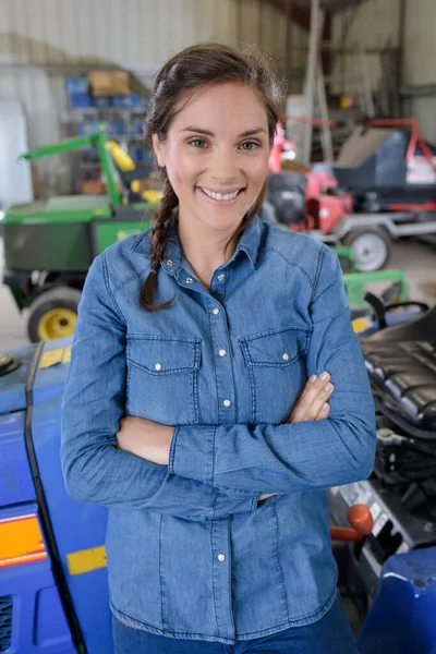 Jonge Vrouwelijke Boeren Poseren Met Oude Agrimotors Veehouderij — Stockfoto