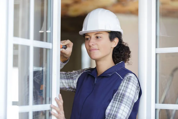 Bir Kadın Işçi Pencereyi Tamir Ediyor — Stok fotoğraf