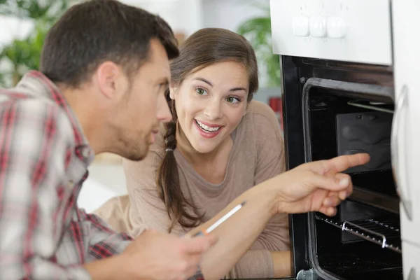Vrouw Praten Met Mannelijke Werknemer Repareren Oven — Stockfoto