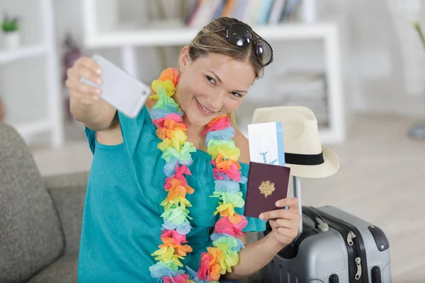 Menina Turística Aeroporto Tomando Selfie Engraçado Com Passaporte — Fotografia de Stock