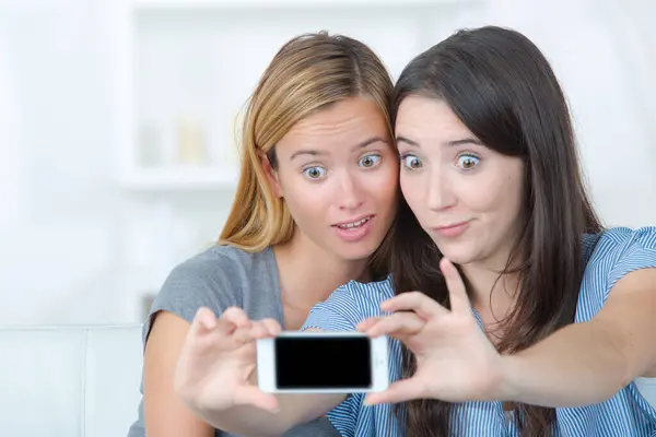 Dwóch Przyjaciół Selfie — Zdjęcie stockowe