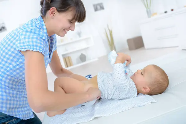 Mother Home Changing Babys Nappy — Stock Photo, Image