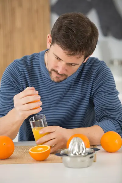 Man Squeezing Oranges Juice — Stock Photo, Image