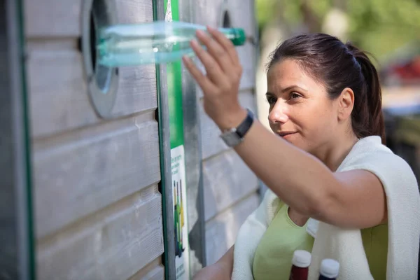 Счастливая Женщина Перерабатывает Пластиковые Бутылки — стоковое фото