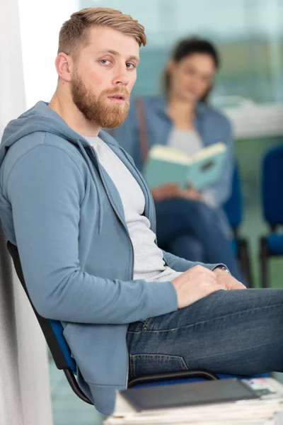 Bekleme Odasında Hayal Kırıklığına Uğramış Sıradan Giyinmiş Bir Adam — Stok fotoğraf