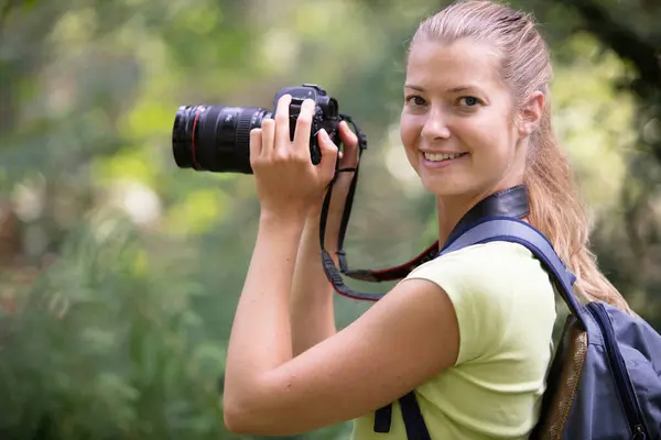Jonge Vrouw Fotograaf Neemt Foto Het Wild Stockfoto