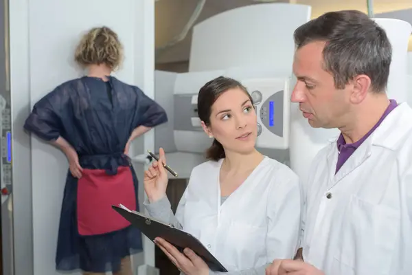 Woman Undergoing Mammography Scan Assisted Doctors — Stock Photo, Image