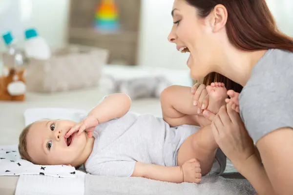 Lycklig Mor Byta Blöja Till Sin Lilla Flicka — Stockfoto