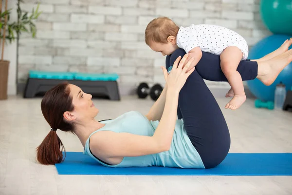Jong Moeder Doet Fysieke Fitness Oefeningen Met Haar Baby — Stockfoto
