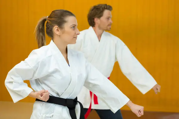 Karate Kvinna Och Man Aktion — Stockfoto