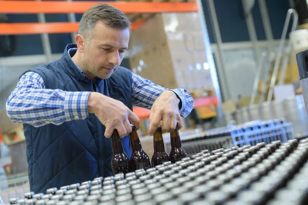 Een Brouwerij Werknemer Tillen Flessen — Stockfoto