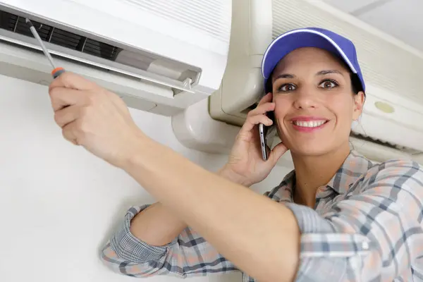 Vrouw Aan Telefoon Controleren Airconditioner — Stockfoto
