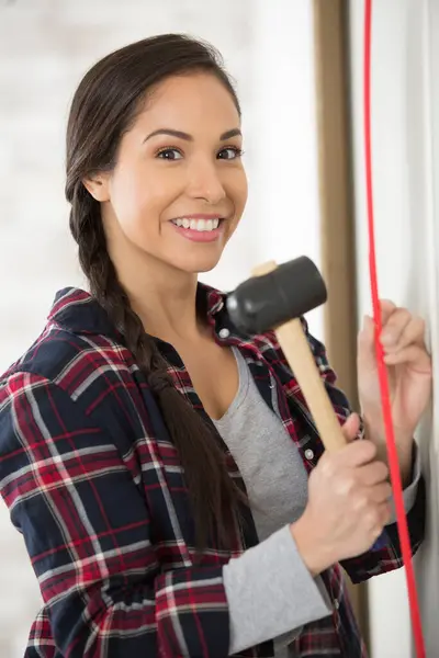 Young Woman Hammering Juncture Two Plaster Board — Stock Photo, Image